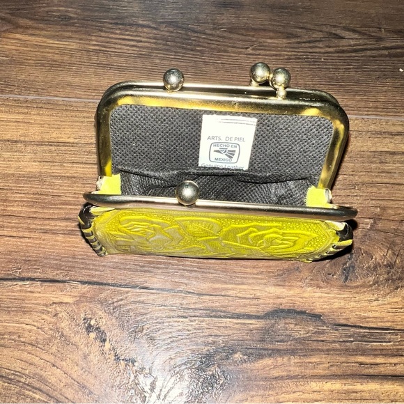 Sustainable leather embossed change purse - Picture 13 of 13